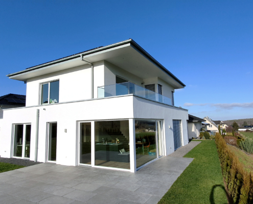 Slider Moderne in edlem Weiß Gartenansicht